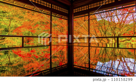 秋に映える逆さ紅葉 (京都 瑠璃光院) 110158299