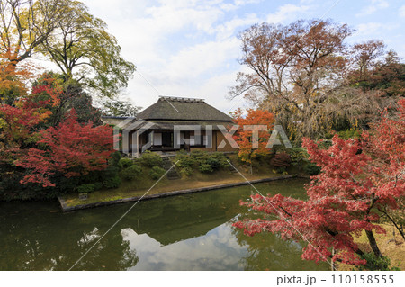 秋の紅葉に映える日本庭園 (京都 桂離宮) 秋の紅葉に映える日本庭園 (京都 桂離宮) 110158555