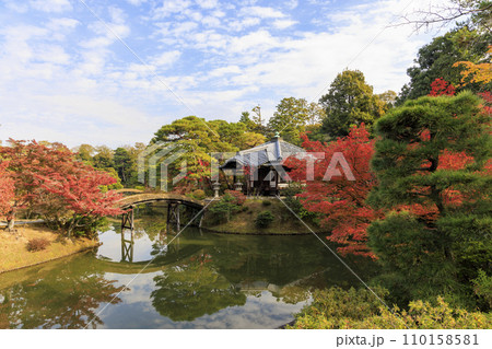 秋の紅葉に映える日本庭園 (京都 桂離宮) 110158581