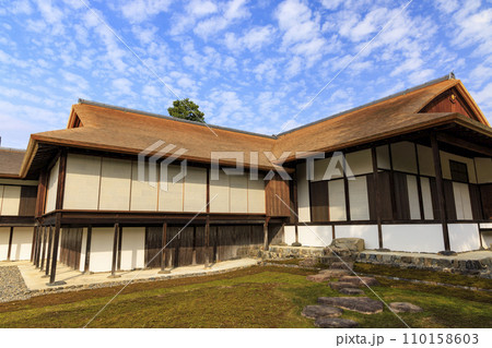 秋の紅葉に映える日本庭園 (京都 桂離宮) 110158603