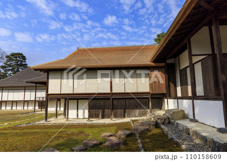 秋の紅葉に映える日本庭園 (京都 桂離宮) 110158609