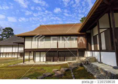 秋の紅葉に映える日本庭園 (京都 桂離宮) 110158610