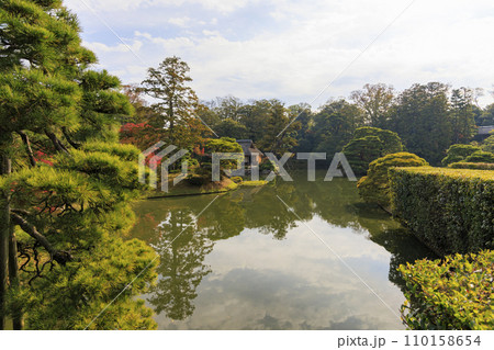 秋の紅葉に映える日本庭園 (京都 桂離宮) 110158654