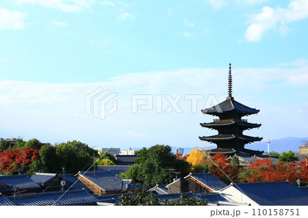 八坂の塔と京都東山の町並み 八坂の塔と京都東山の町並み 110158751