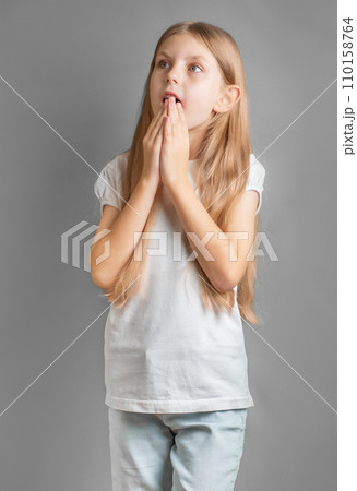 Portrait of a surprised little girl 110158764