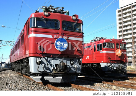 車両基地で並ぶEF81形電気機関車(北斗星掲出)とED75形電気機関車(ゆうづる掲出) 車両基地で並ぶEF81形電気機関車(北斗星掲出)とED75形電気機関車(ゆうづる掲出) 110158991