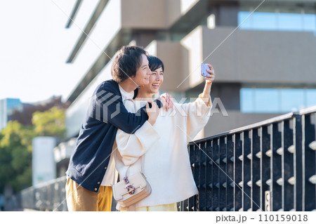 スマホを見る若いカップル スマホを見る若いカップル 110159018