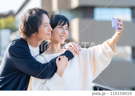 スマホを見る若いカップル スマホを見る若いカップル 110159019