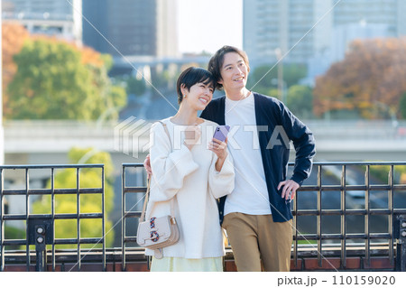 スマホを見る若いカップル スマホを見る若いカップル 110159020