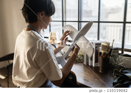 グライダーを持つ人 グライダーを持つ人 110159082