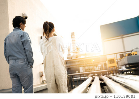 屋上で話す男女 屋上で話す男女 110159083
