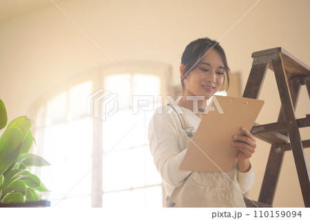 作業着で点検するスタッフさん 110159094