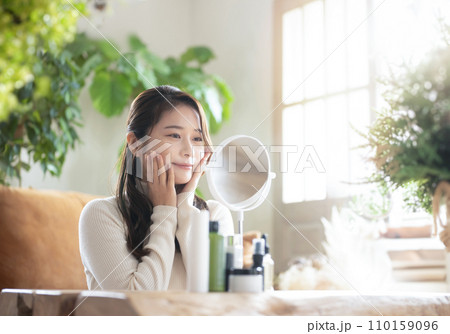 鏡を見る女性の美容イメージ 110159096