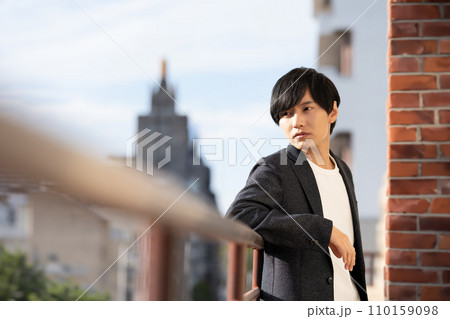 物思いにふける男性 110159098