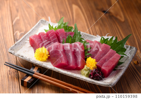 南紀勝浦港　めばち鮪 マグロの刺身 110159398