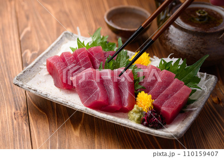 南紀勝浦港　めばち鮪 マグロの刺身 110159407