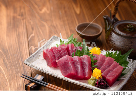 南紀勝浦港　めばち鮪 マグロの刺身 110159412