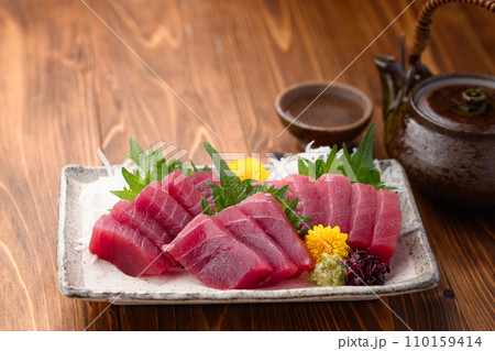 南紀勝浦港 めばち鮪 マグロの刺身 南紀勝浦港 めばち鮪 マグロの刺身 110159414