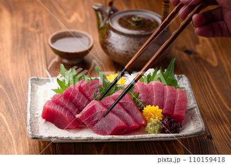 南紀勝浦港　めばち鮪 マグロの刺身 110159418