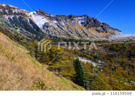 草すべり登山道から眺める薄ら雪化粧の浅間山外輪山 110159509