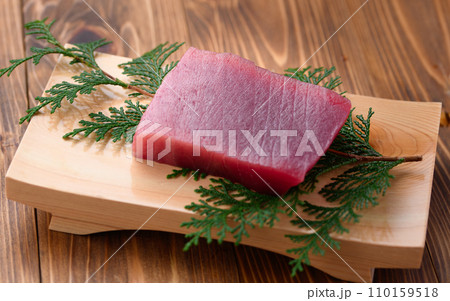 南紀勝浦港　めばち鮪 柵 110159518