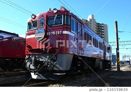 車両基地に停車するED75形電気機関車757号機（あけぼのヘッドマーク掲出） 110159630
