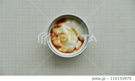 沖縄県津堅島のキャロットソースがかかったヨーグルト 110159978