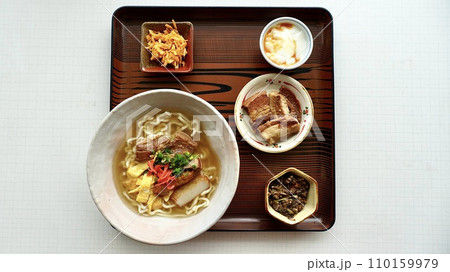 沖縄そばともずくとてびちとキャロットソースがかかったヨーグルトと人参たまご炒め 110159979
