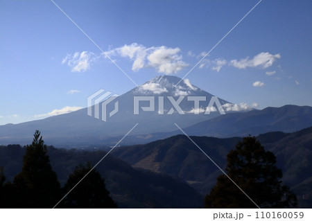 魅惑の神奈川県（富士山にかかった雲が切れて、頂上が見えてきた。明日も晴れるだろう。）山北つぶらの公園 110160059