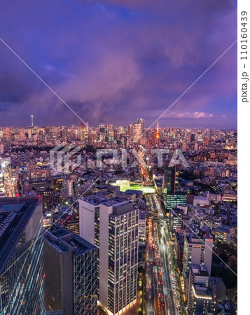 東京・都市風景　六本木のビル街　夜景 110160439