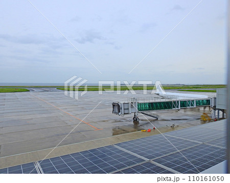 福岡県の北九州市空港に駐機する白い飛行機 福岡県の北九州市空港に駐機する白い飛行機 110161050