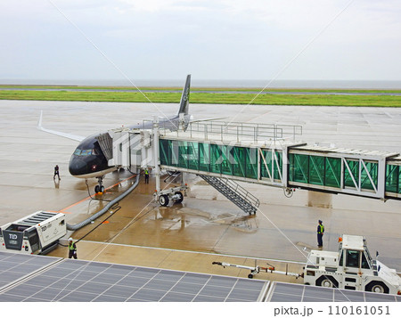福岡県の北九州空港に駐機する飛行機とボーディングブリッジ 福岡県の北九州空港に駐機する飛行機とボーディングブリッジ 110161051
