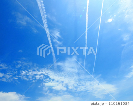 見上げる青い空に三本の白い飛行機雲 見上げる青い空に三本の白い飛行機雲 110161084