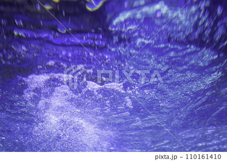 水中から見た水面の気泡 水中から見た水面の気泡 110161410