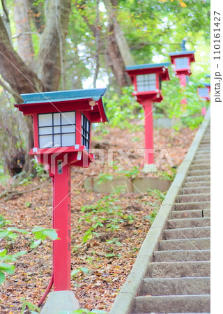 高尾山の参道の赤い灯籠 110161427