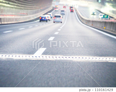 高速道路を疾走する車たち　ピンぼけ 110161429