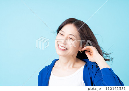 ミドルの女性のビューティ 110161581