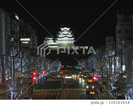 国宝姫路城の夜景と大手前通りのイルミネーション 110161618