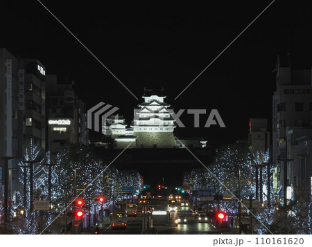 国宝姫路城の夜景と大手前通りのイルミネーション 110161620