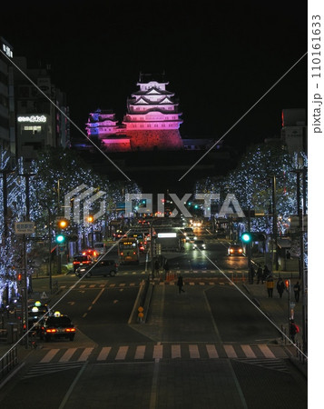 国宝姫路城の夜景と大手前通りのイルミネーション 110161633
