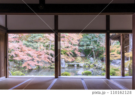 秋の紅葉に映える日本庭園 (京都 蓮華寺) 秋の紅葉に映える日本庭園 (京都 蓮華寺) 110162128