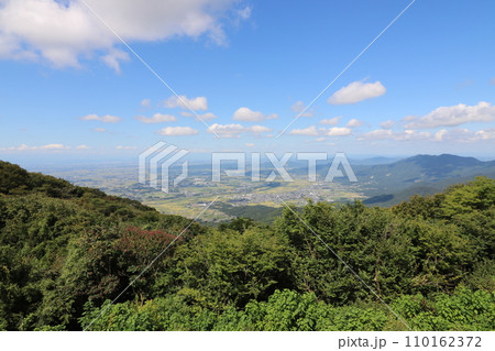 2023年9月の茨城県の筑波山の男体山の山頂からの景色 110162372