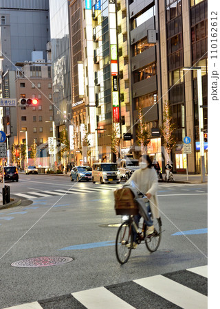 銀座中央通りを自転車で横断する女性 銀座中央通りを自転車で横断する女性 110162612