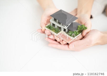手に収まる夢の家、夫婦の未来設計 110162746
