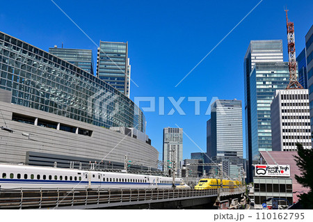 【東京】東京駅に発着する新幹線とドクターイエロー。ほかにもいろいろな列車が走ります。 110162795