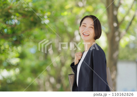 女性 ポートレート 新緑 女性 ポートレート 新緑 110162826