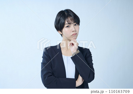 考え事をするショートヘアの女性会社員 110163709