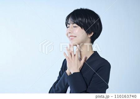 嬉しそうな表情の女性会社員 110163740