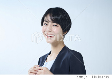 嬉しそうな表情の女性会社員 110163749