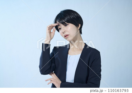 調子が悪そうなショートヘアの女性会社員 110163793